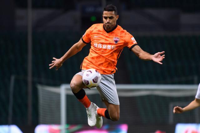 华体会登入-连续2场换人改变局势 深足主帅：不是策略而是现象