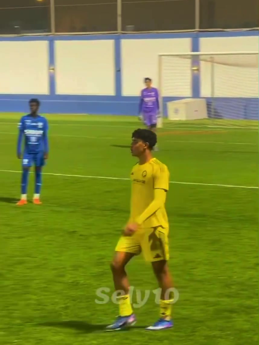 华体会体育-迷你罗被换下场时情绪不满地推开对手，被主裁判黄牌警告